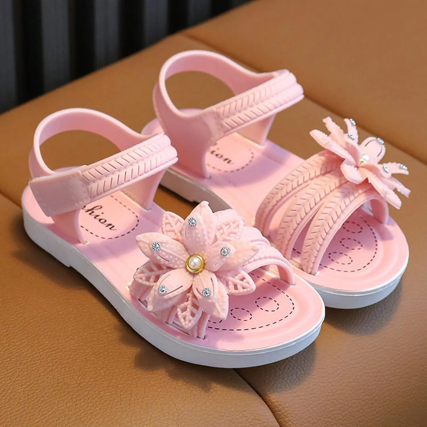 Little Girls Princess Sandals Soft Sole Non Slip Comfortable Fashion Open Toe Flat Sandals with Flower Decoration