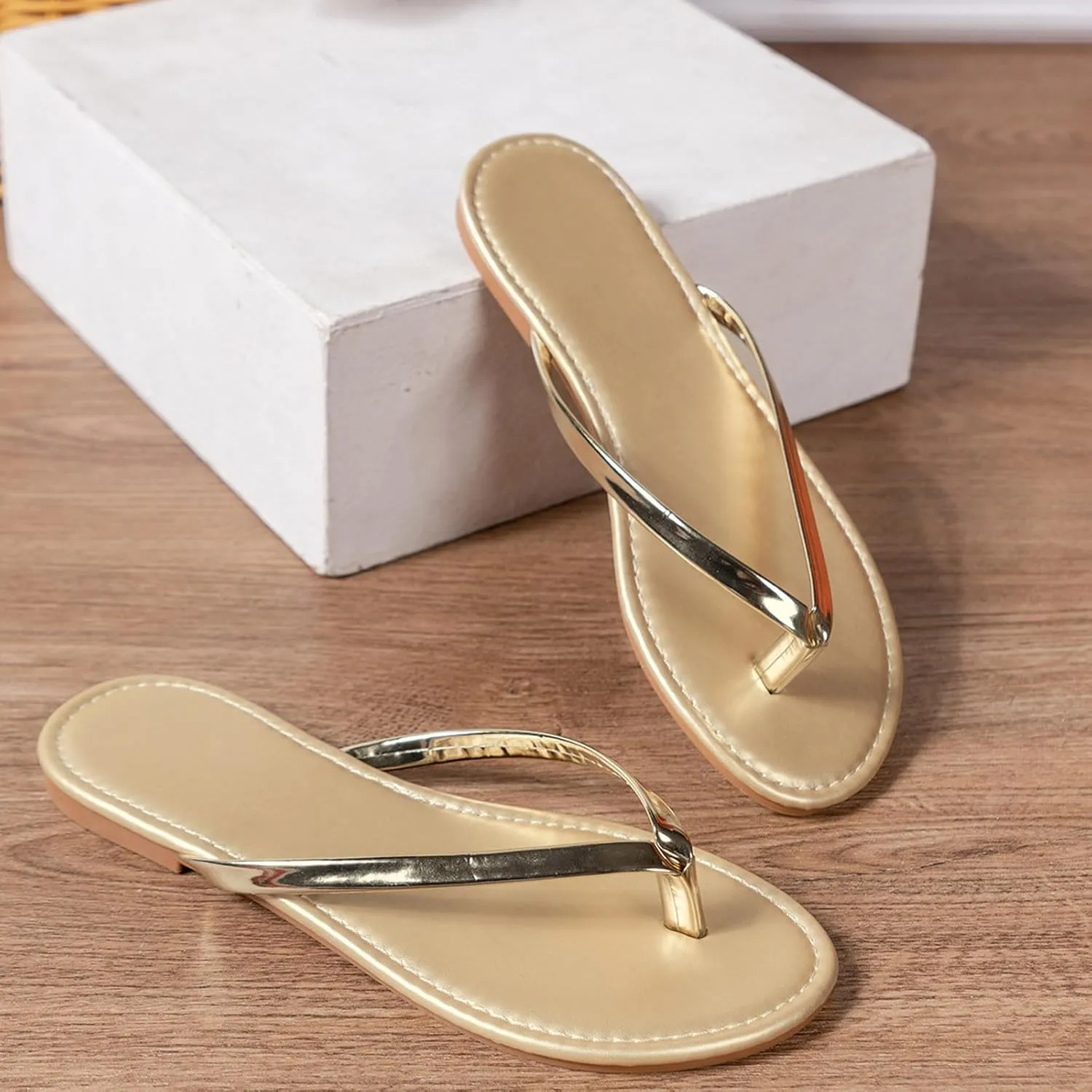 Women's Flip Flops Sandals Summer Beach Flat Thong Sandal Anti Slip Soft Sole Wear Resistant Clip on feet Slippers